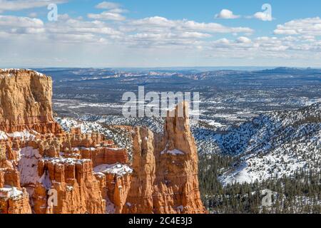 Vue sur un vaste paysage de l'Utah depuis Paria View, Bryce Canyon Banque D'Images