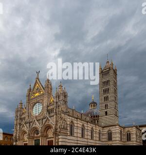 Façade sud-ouest et clocher de la cathédrale de Sienne. Sienne. Italie. Banque D'Images