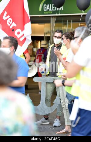 26 juin 2020, Rhénanie-du-Nord-Westphalie, Dortmund : des comités d'entreprise, avec une ancre en carton, de Galeria Karstadt Kaufhof et Karstadt Sports, manifestent devant l'un des deux magasins du centre-ville. Le groupe de grands magasins en difficulté avait annoncé la fermeture de 62 de ses 172 grands magasins la semaine dernière. Le siège social de la société à Essen et la ville de Dortmund sont particulièrement touchés. Dans les deux villes, les deux autres grands magasins doivent être fermés. Photo : Caroline Seidel/dpa Banque D'Images