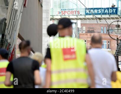 26 juin 2020, Rhénanie-du-Nord-Westphalie, Dortmund : les comités d'entreprise de Galeria Karstadt Kaufhof et Karstadt Sports manifestent dans le centre-ville. Le groupe de grands magasins en difficulté avait annoncé la fermeture de 62 de ses 172 grands magasins la semaine dernière. Le siège social de la société à Essen et la ville de Dortmund sont particulièrement touchés. Dans les deux villes, les deux autres grands magasins doivent être fermés. Photo : Caroline Seidel/dpa Banque D'Images