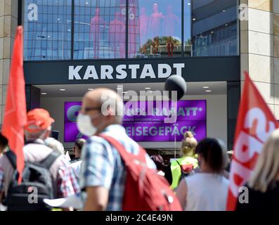 26 juin 2020, Rhénanie-du-Nord-Westphalie, Dortmund : les membres du comité d'entreprise de Galeria Karstadt Kaufhof et Karstadt Sports manifestent devant l'un des deux magasins du centre-ville. Le groupe de grands magasins en difficulté avait annoncé la fermeture de 62 de ses 172 grands magasins la semaine dernière. Le siège social de la société à Essen et la ville de Dortmund sont particulièrement touchés. Dans les deux villes, les deux autres grands magasins doivent être fermés. Photo : Caroline Seidel/dpa Banque D'Images