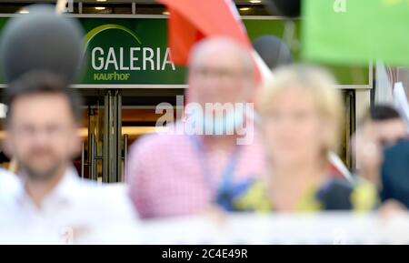 26 juin 2020, Rhénanie-du-Nord-Westphalie, Dortmund : les membres du comité d'entreprise de Galeria Karstadt Kaufhof et Karstadt Sports manifestent devant l'un des deux magasins du centre-ville. Le groupe de grands magasins en difficulté avait annoncé la fermeture de 62 de ses 172 grands magasins la semaine dernière. Le siège social de la société à Essen et la ville de Dortmund sont particulièrement touchés. Dans les deux villes, les deux autres grands magasins doivent être fermés. Photo : Caroline Seidel/dpa Banque D'Images