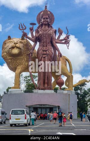 Maurice, janvier 2020 - statue géante de la déesse de divinité hindoue Durga et son lion à Ganga Talao, Grand bassin Banque D'Images