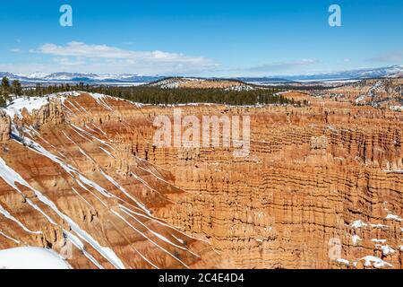 Vue sur Bryce Canyon dans l'Utah, en hiver, depuis inspiration point Banque D'Images