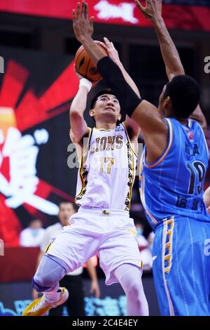 (200626) -- QINGDAO, 26 juin 2020 (Xinhua) -- Sun Mingwei (L) des Lions de Zhejiang pour un panier lors d'un match entre les Lions de Zhejiang et les Ducks de Beijing à la ligue de basket-ball chinoise (CBA) nouvellement reprise en 2019-2020 à Qingdao, dans la province de Shandong en Chine orientale, le 26 juin 2020. (Xinhua/Li Ziheng) Banque D'Images