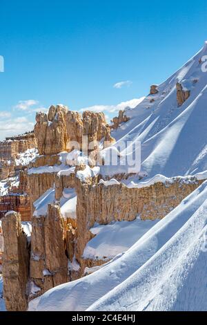 Vue sur Bryce Canyon dans l'Utah, en hiver, depuis inspiration point Banque D'Images