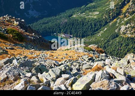 Lac Poprad dans la vallée vue depuis le sommet de la montagne d'Ostrva dans le parc national de High Tatras, Slovaquie Banque D'Images