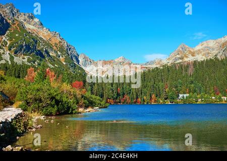 Le lac de Poprad d'automne avec des sommets de montagne et des forêts colorées près dans le parc national de High Tatras, Slovaquie Banque D'Images