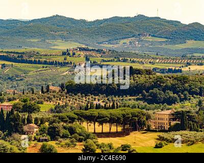 Paysage de Toscane avec villas, pins Umbrella et cyprès. Sienne, Italie. Banque D'Images