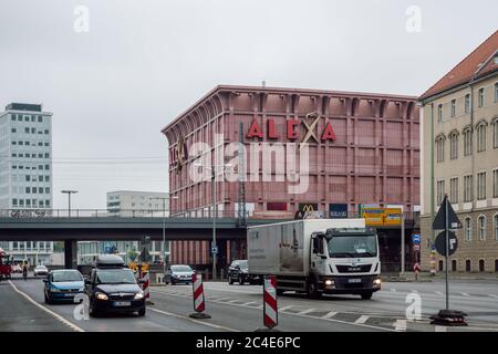 Vue sur le centre commercial ALEXA depuis la rue Gruner ( Grunerstrasse ). Scène de rue de Berlin, Mitte, Allemagne. Banque D'Images