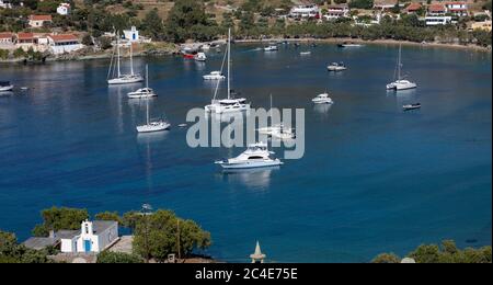 Île de Kea, Tzia, Grèce. De nombreux yachts de luxe de couleur blanche, des bateaux ancrés à la baie d'Otzias au milieu de la mer bleue calme. Village, nature, plage de sable Banque D'Images