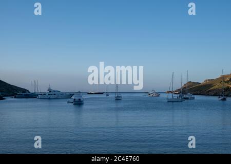 Kea, baie d'Otzias, Grèce. Yachts de luxe et voiliers ancrés dans l'île Tzia bleu mer calme. Fond ciel l'après-midi. Banque D'Images