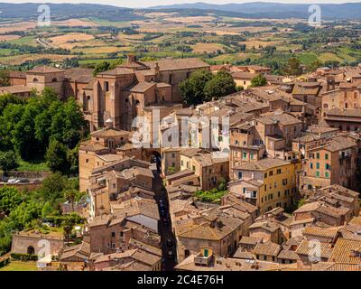 Vue aérienne sur les toits en terre cuite de Sienne, Italie. Banque D'Images