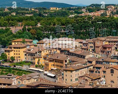 Vue aérienne sur les toits de Sienne en terre cuite. Sienne. Italie. Banque D'Images