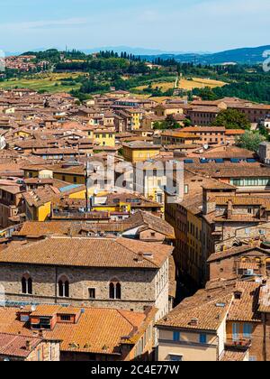 Vue aérienne sur les toits de Sienne en terre cuite. Sienne. Italie. Banque D'Images