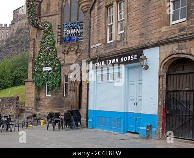 Edimbourg, Ecosse, Royaume-Uni. 26 juin 2020. Certains pubs et restaurants du centre-ville sont encore boarisés comme ils l'étaient au début de la crise pandémique en Écosse, mais d'autres montrent certains signes de vie tels que la peinture et la décoration et peut-être des modifications pour répondre aux nouvelles exigences de la distanciation sociale. Photo : C*Old Town House dans le Grassmarket. La terrasse unique du pub sur le toit est nichée sous le château d'Édimbourg et offre une vue imprenable sur le site historique Banque D'Images