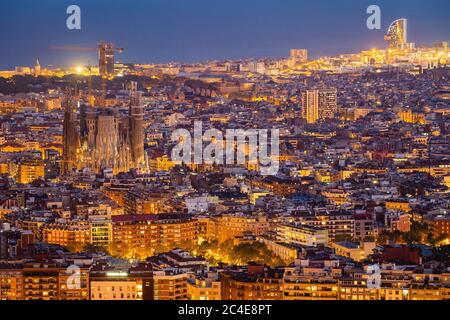 Vue aérienne du paysage urbain de Barcelone, avec le monument architectural de la basilique de la Sagrada Familia illuminée au crépuscule, Catalogne, Espagne. Banque D'Images
