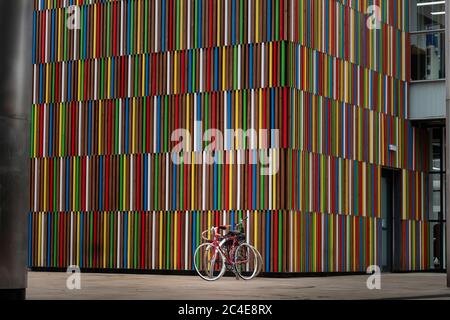 Des Vélos à motif coloré en bardage en bois à Clarence Dock Leeds West Yorkshire Angleterre Banque D'Images