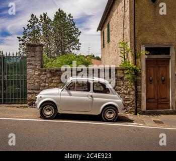 Voiture Fiat 500 d'époque blanche garée à Castellina dans le Chianti. Toscane, Italie. Banque D'Images