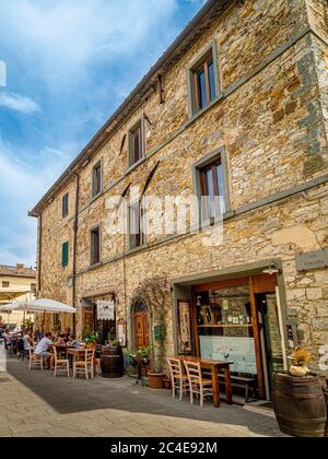 Tables extérieures dans un restaurant de Castellina in chianti, Toscane, Italie. Banque D'Images