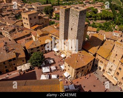 Vue aérienne de Torri dei Sallucci (tours jumelles de Torri Gemelle) San Gimignano, Toscane, Italie. Banque D'Images