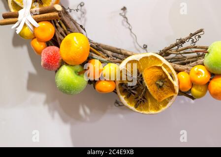 Fragment de la couronne du nouvel an décorée de cannelle, d'anis, de citron, de cônes de pin et de petits fruits artificiels, gros plan Banque D'Images