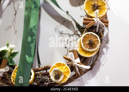 Fragment d'une couronne du nouvel an décorée de cannelle, d'anis, de citron, de cônes de pin, gros plan Banque D'Images