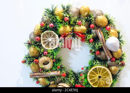 Fragment de couronne du nouvel an décorée de cannelle, de citron, de noix et de bagels décorés, gros plan Banque D'Images