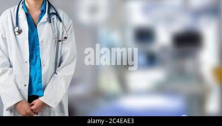 Femme médecin portant un blouse de laboratoire et un stéthoscope travaillant dans un hôpital Banque D'Images