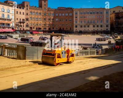 Un rouleau à vapeur compatant le sable de la Piazza del Campo en préparation pour le Palio. Sienne. Italie. Banque D'Images