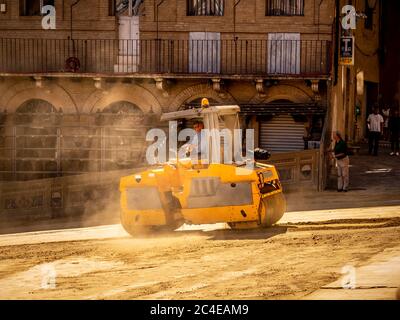 Un rouleau à vapeur compatant le sable de la Piazza del Campo en préparation pour le Palio. Sienne. Italie. Banque D'Images