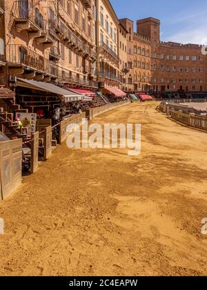 Piazza del Campo couverte d'une couche de sable en préparation à la course de Palio. Sienne Italie. Banque D'Images