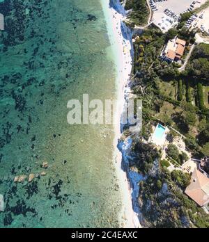 Île d'Elbe, Italie. Vue aérienne vers le bas incroyable depuis le drone de Capo Bianco Beach près de Portoferraio. Banque D'Images