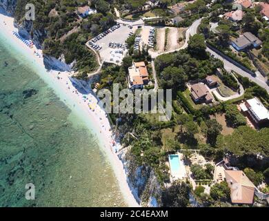 Île d'Elbe, Italie. Vue aérienne vers le bas incroyable depuis le drone de Capo Bianco Beach près de Portoferraio. Banque D'Images