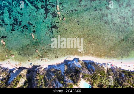 Île d'Elbe, Italie. Vue aérienne vers le bas incroyable depuis le drone de Capo Bianco Beach près de Portoferraio. Banque D'Images