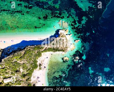 Île d'Elbe, Italie. Vue aérienne vers le bas incroyable depuis le drone de Capo Bianco et de la plage de Padulella près de Portoferraio. Banque D'Images