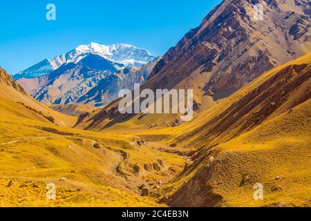 Paysage aride au parc national d'aconcagua, province de mendoza, argentine Banque D'Images