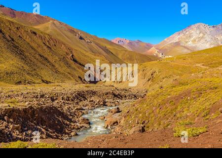 Paysage aride au parc national d'aconcagua, province de mendoza, argentine Banque D'Images