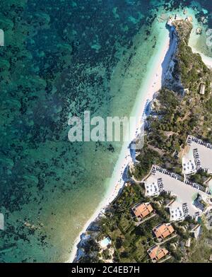 Île d'Elbe, Italie. Vue aérienne vers le bas incroyable depuis le drone de Capo Bianco et de la plage de Padulella près de Portoferraio. Banque D'Images