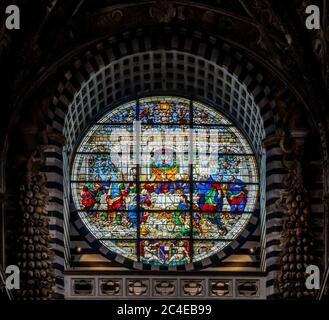 La fenêtre circulaire en vitraux du Pastorino de Pastorini représente la Cène. Cathédrale de Sienne. Italie. Banque D'Images