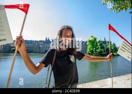 «maak Van Klimaat de Rode Thread - faire du climat le fil rouge». La Hofvijver, la Haye, les pays-Bas. Vendredi 26 juin 2020. Le gouvernement néerlandais soutient toujours les multinationales polluantes telles que : KLM - Royal Dutch Airlines, l'aéroport de Schiphol et Shell, tout en continuant à polluer l'environnement et l'appel du jour : pour que le gouvernement investisse dans un avenir plus vert. Quatre groupes environnementaux se sont regroupés aujourd'hui dans (9) villes néerlandaises. Extinction rébellion, paix verte, Milieudéfensie: Milieu de Fence et DeGoedZaak: La bonne affaire. Crédit : Charles M Vella/Alay Live News Banque D'Images