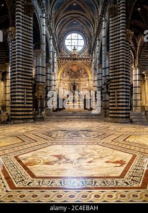 Vue panoramique sur l'allée et le dôme de la cathédrale de Sienne. Sienne, Italie. Banque D'Images