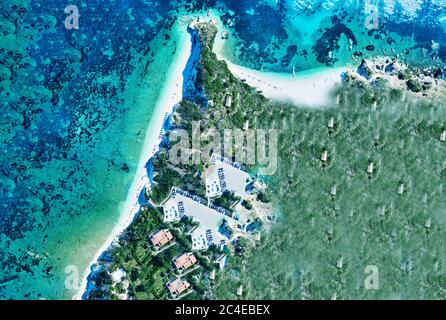 Île d'Elbe, Italie. Vue aérienne vers le bas incroyable depuis le drone de Capo Bianco et de la plage de Padulella près de Portoferraio. Banque D'Images