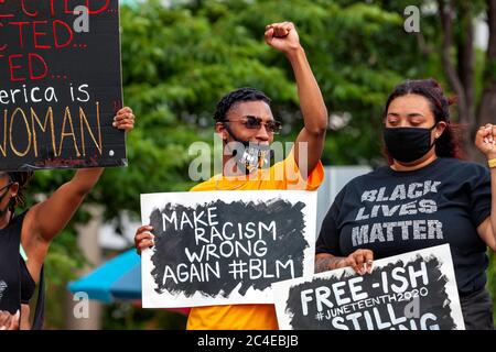 Un jeune homme tient un panneau lisant « faire le racisme à nouveau » à Black Lives Matter Plaza / Lafayette Square / Maison Blanche, Washington, DC, États-Unis Banque D'Images
