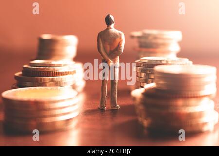 Miniature personnes debout avec la pièce de pile sur le concept d'épargne financière et d'argent. Banque D'Images