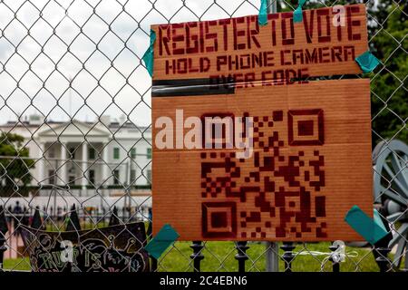 Un panneau dirige les gens vers un site Web pour s'inscrire pour voter, avec la Maison Blanche en arrière-plan, Lafayette Square, Washington, DC, Etats-Unis Banque D'Images