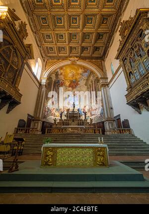 L'allée et l'autel de Chiesa della Santissima Annunziata. Santa Maria della Scala. Sienne. Banque D'Images