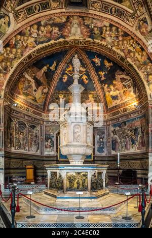 Fresques de plafond Baptistère et police baptismale. Cathédrale de Sienne. Italie. Banque D'Images