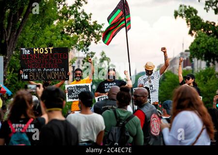 Les manifestants se tiennent sur une barricade avec des panneaux pour protester contre la brutalité de la police, Black Lives Matter Plaza / Lafayette Square, Washington, DC, États-Unis Banque D'Images