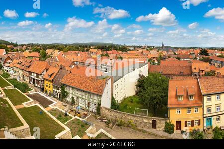 Vue panoramique aérienne de Quedlinburg en une belle journée d'été, en Allemagne Banque D'Images